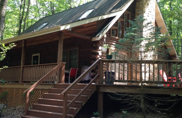 Gran Log Home en 3 acres de bosque cerca de las pistas Seven Springs / HiddenValley