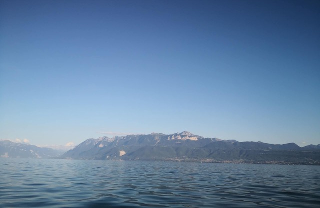 Large mountain flat with a stunning view of Lake Geneva
