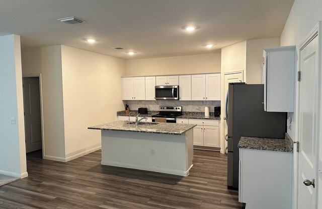Large New Home 6BR 3 Full Bath Samsung close