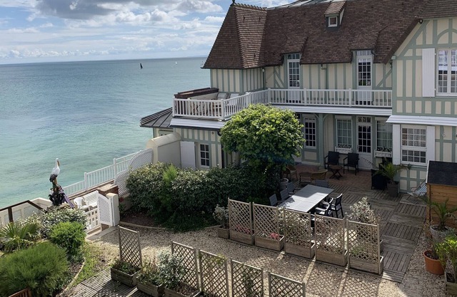 Gran casa normanda directamente en el mar en las playas del desembarco