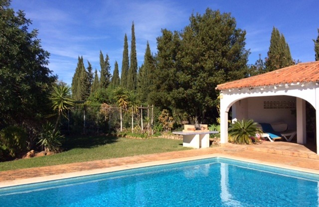 Hermosa villa grande (300 m2) con piscina privada, maravilloso jardín y cuatro habitaciones.
