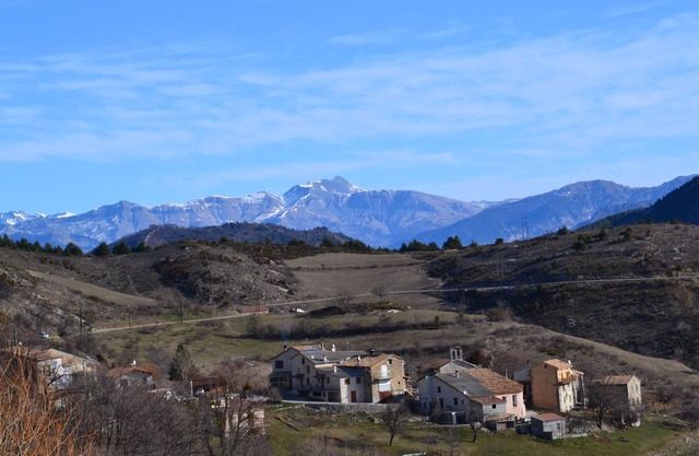 Vista panorámica del gran edificio de piedra