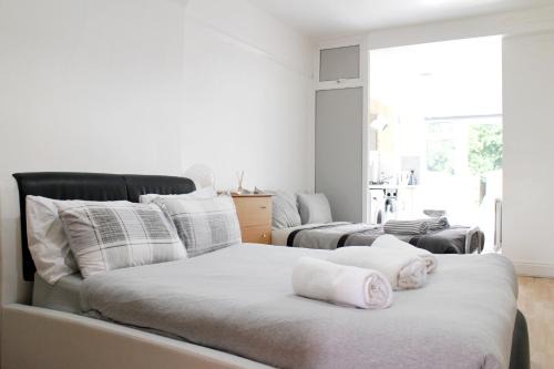 Large Studio Garden Flat on Golders Green Road