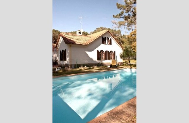 Villa con piscina, cerca de la playa, para amantes de la naturaleza y el océano.
