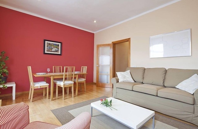 El apartamento con aire acondicionado más grande, soleado y renovado en una ubicación central.
