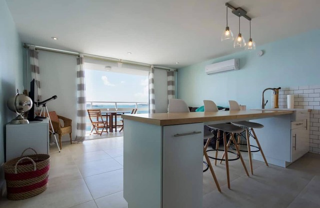 LISTA DE NUEVO - Completamente remodelado, condominio frente al mar