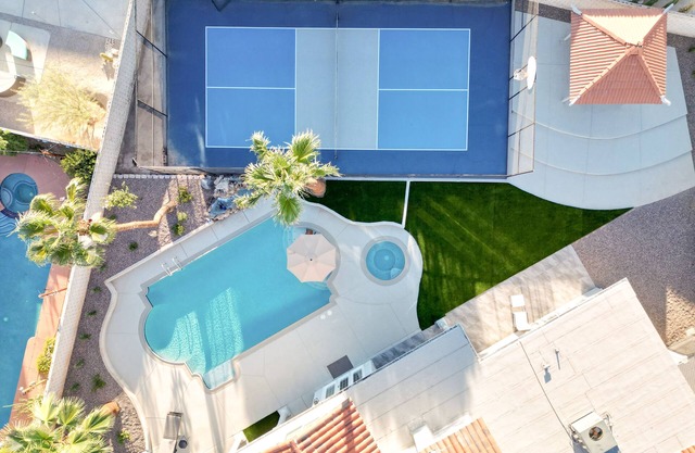 Las Vegas Large Home 6bed/5bath w/ Pickeball/Pool/Golf/Basketball/VolleyBall !