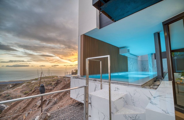 LAST MINUTE Villa de diseño, vista al mar, piscina climatizada.