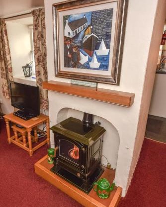Last-Minute Escapes l Sleeps Up to 4 l A delightful thatched cottage with all the modern facilities you will require l There are 2 bedrooms, one with a double bed l the other with two singles l Carrick Thatched Cottage l WeStayBelfast