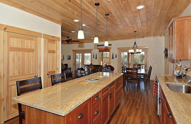LAZY BEAR LODGE - Authentic Log Home, jacuzzi, vistas, nueva construcción ¡Reserve ahora!