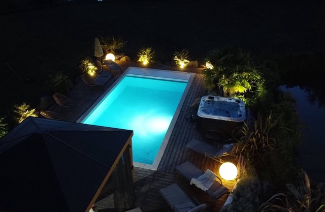 LE PETIT LAC house on 3 ha, swimming pool, jacuzzi, 2 ponds.12 people.