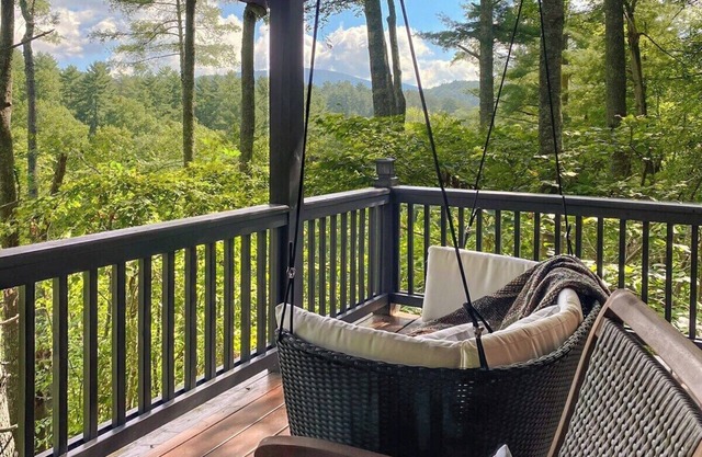 Leaf & Log Serene Cabin w/ Lounge Deck & Firepit