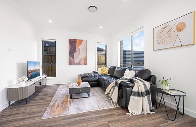 Leppington 5Br house near Woolworths/ Tran station