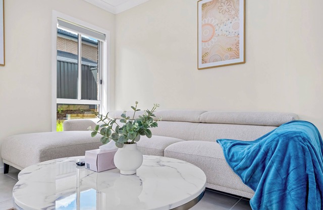 Leppington Two-Level 4Br near Village & Woolworths