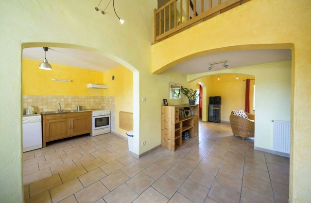 Les Amandiers - Quiet character farmhouse with swimming pool in wooded grounds