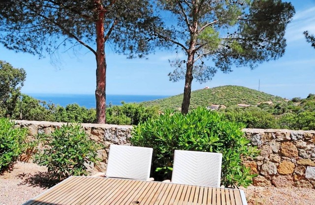 "Les pins verts" with sea view, terrace, parking, 1.5km from sandy beach