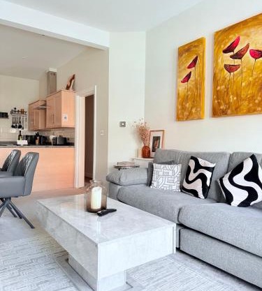 Lethbridge Villa 49 3-bedroom Apartment with Garden, Fibre WiFi, free parking, sleeps 6