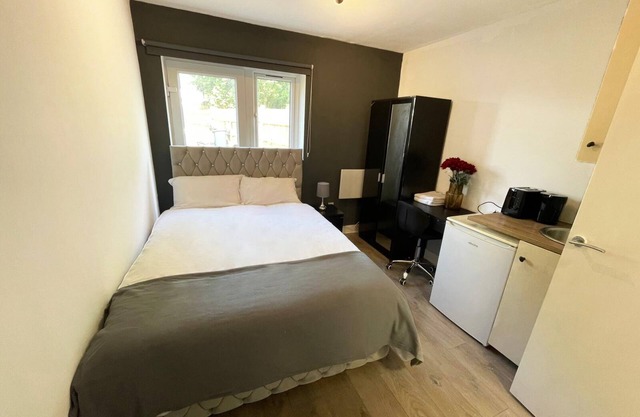 Letzi private en-suite Room, Near Wembley stadium