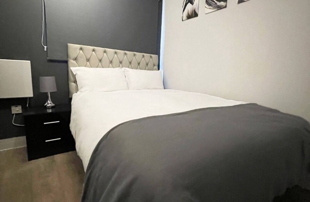 Letzi private en-suite Room, Near Wembley stadium