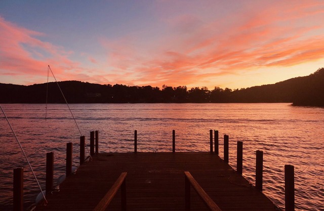 Nivel, frente al lago directo, amplias vistas al oeste, playa en Candlewood Lake