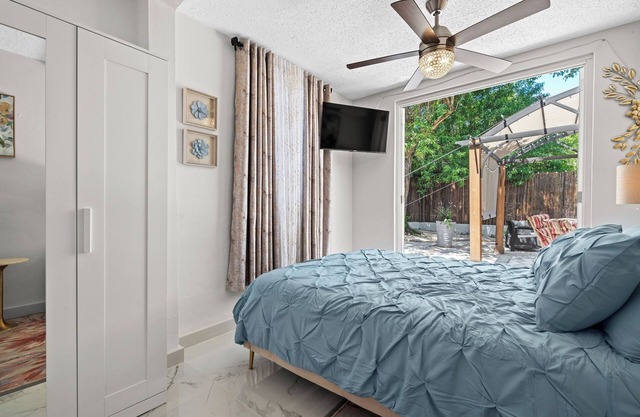 Levittown Gold: Spacious 4-Bedroom Guesthouse Building in SunnyToa Baja