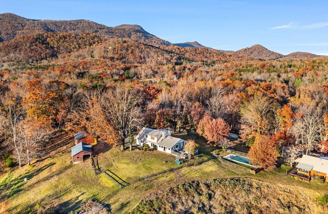 Levity House: Soulful Retreat with Stunning Mountain Views and Saltwater Pool