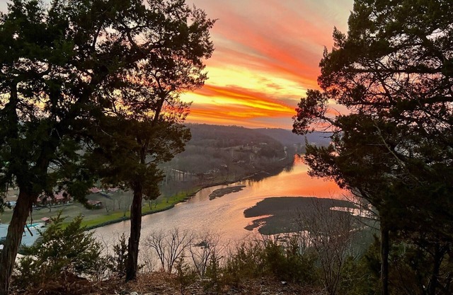 LG's over the White River- Spacious house with beautiful river & mountain views!