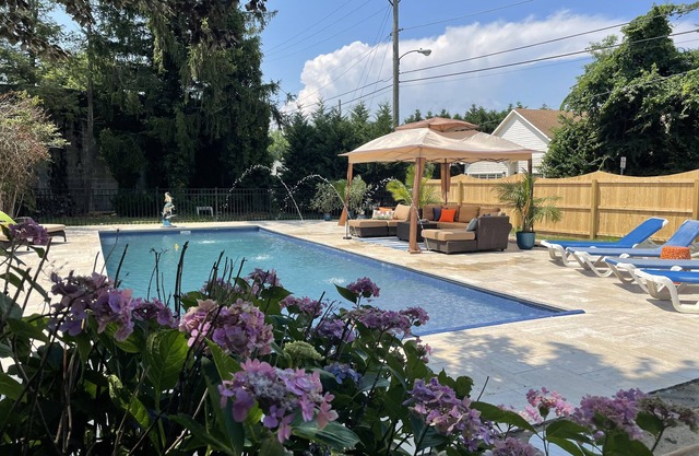 Lg Victorian, New Resort-likePrivate Pool, Beds for 17, 10min to SH beach