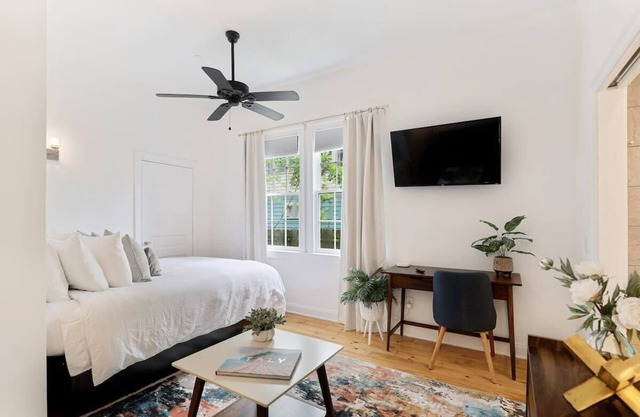Light & Airy Downtown Executive Rental