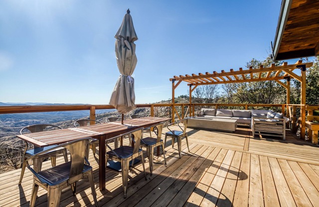 Cabina luminosa y luminosa con gran terraza, jacuzzi privado y hermosas vistas.