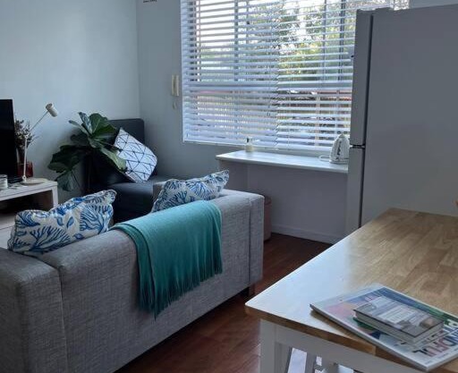 1 bedroom coastal unit, minutes to transport.