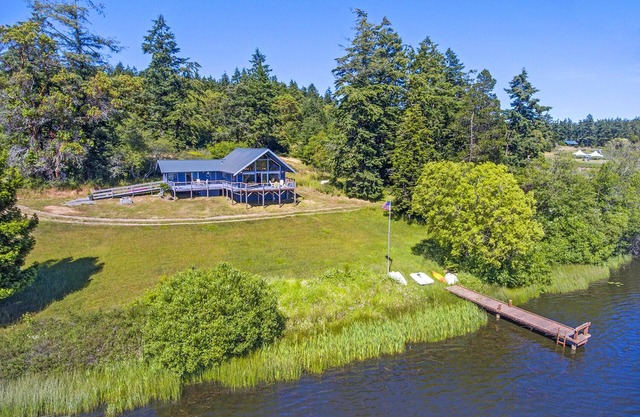 Light-Filled Cabin on Percich Pond! 10 minutes away from Friday Harbor!