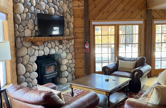 Light-filled Mountain Retreat—a block away from skiing, hiking and lakes