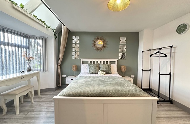 Apartamento-Baño en la habitacion-Moderno-Vista a la Calle-Lilypad