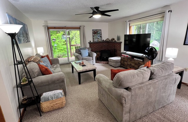 Lincoln Condo: Minutes to Skiing & Hiking with Pool