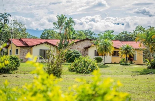 Linda casa de verano con amplias zonas verdes