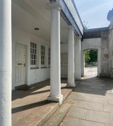 Listed building close to River Thames