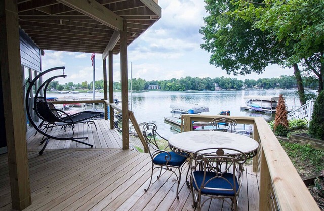 Family Lakehouse- sleeps 20, FREE boat slip, hot tub