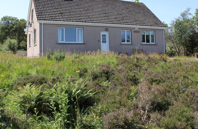 LITTLE LOCH VIEW, pet friendly, character holiday cottage in Poolewe