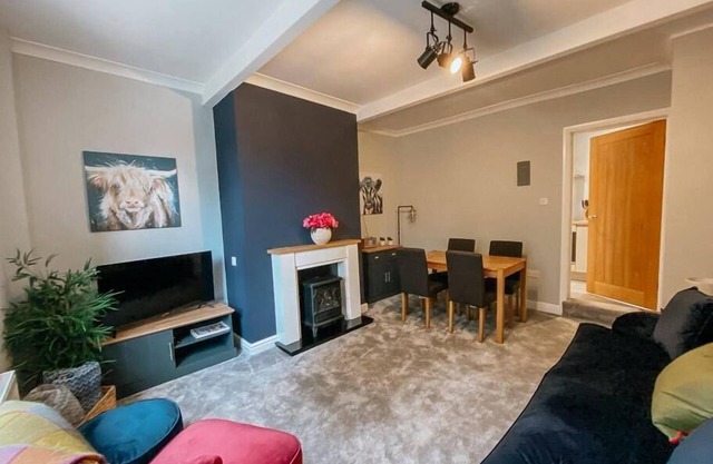 LITTLE RED HOLIDAY HOME / Luxe 2 bed accommodation in Halifax / West Yorkshire