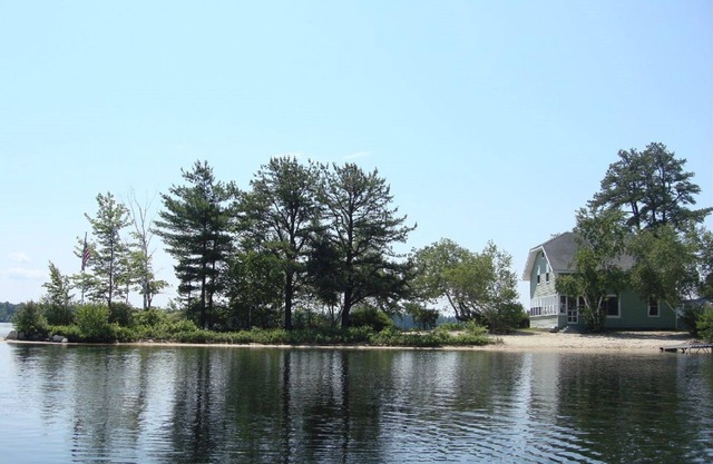 Little Sebago Lake - banco de arena privado con un sol de arena blanca en la playa