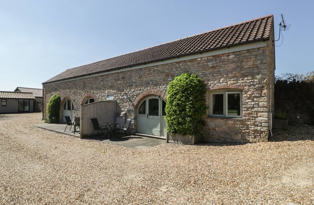 LITTLE WHARF, pet friendly, character holiday cottage in Bleadon
