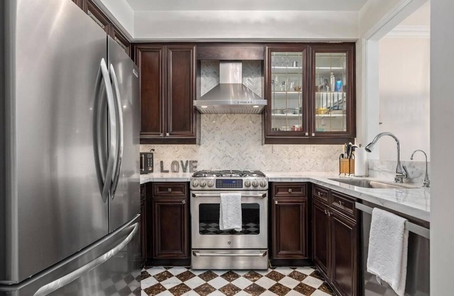 Live Like Royalty Close To Casa Loma