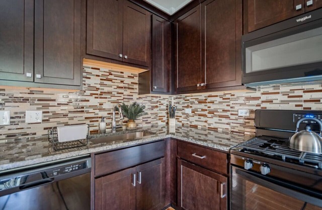 Calming 3BR Apartment with Patio in Logan Square