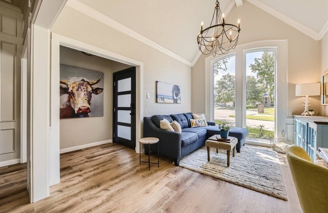 Lively Interior Oasis w/ Big Yard- Fast- WIFI