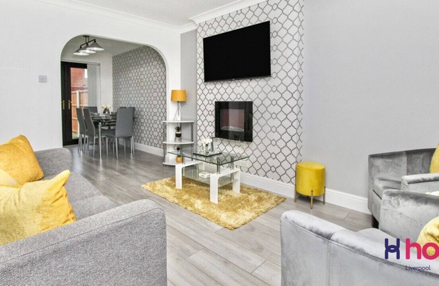 Cosy family home| by hospital | Aintree | parking