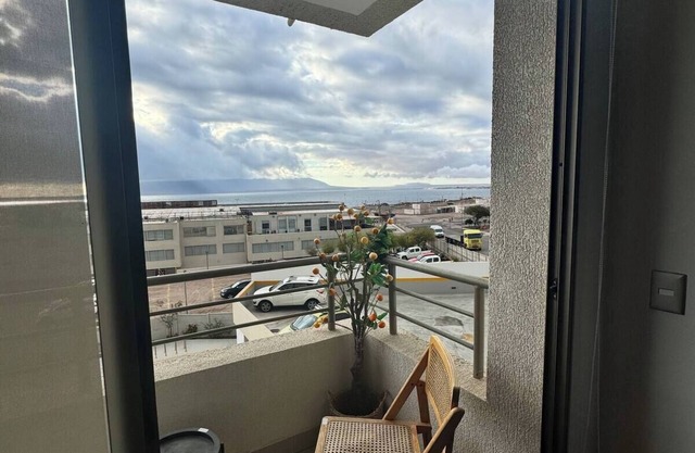 Ubicado a 10 minutos del aeropuerto.Es un lugar tranquilo y cercano al mar.