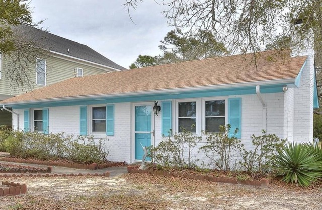 Located 300 yards to the BEACH-Less than a 6 minute walk-3BR/1.5BA-Sleeps5