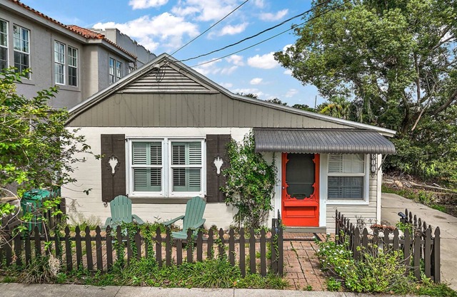 "Tiny House" Cottage downtown Mt. Dora Location! Location! Location!