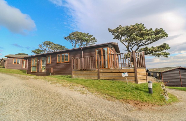 LODGE 23, pet friendly, country holiday cottage in Torpoint